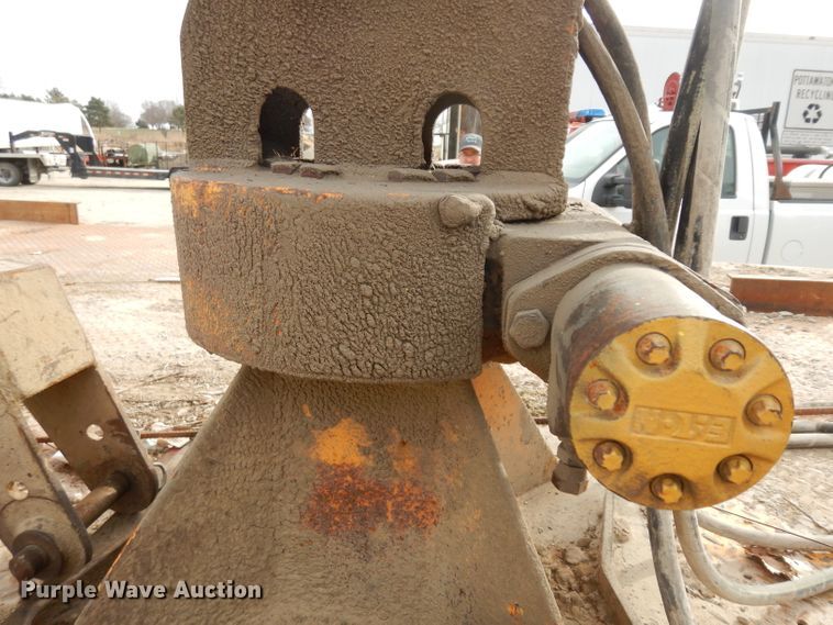 image for item GJ9152 2000 International 4700 flatbed truck with crane