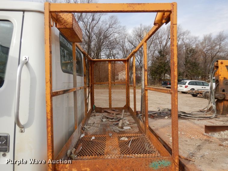 image for item GJ9152 2000 International 4700 flatbed truck with crane