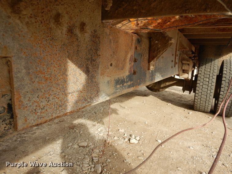 image for item GJ9152 2000 International 4700 flatbed truck with crane