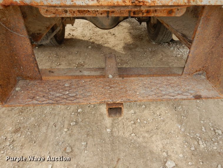 image for item GJ9152 2000 International 4700 flatbed truck with crane