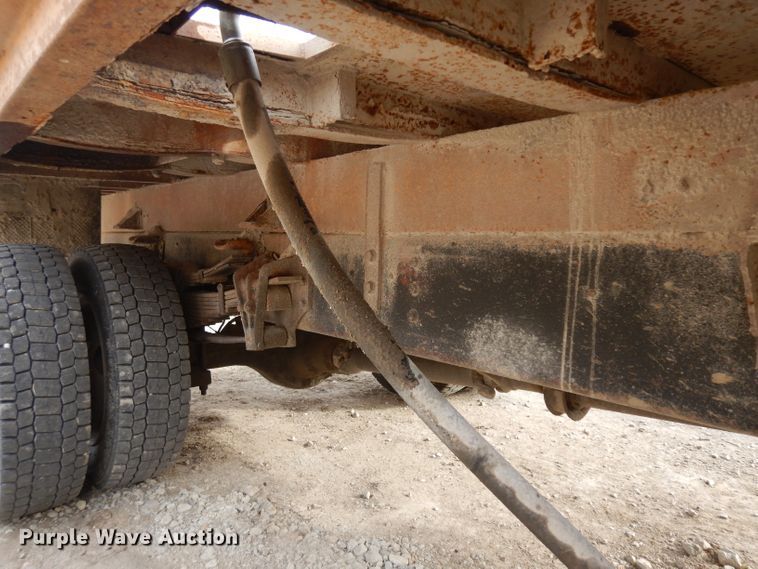 image for item GJ9152 2000 International 4700 flatbed truck with crane