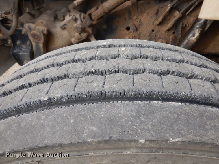 image for item GJ9152 2000 International 4700 flatbed truck with crane