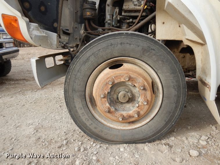 image for item GJ9152 2000 International 4700 flatbed truck with crane