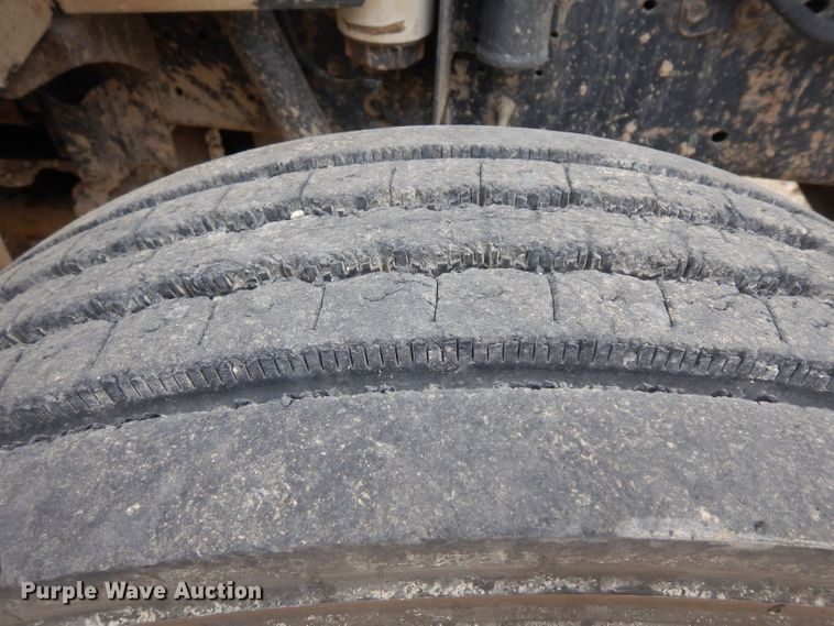 image for item GJ9152 2000 International 4700 flatbed truck with crane