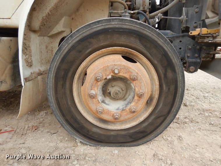 image for item GJ9152 2000 International 4700 flatbed truck with crane