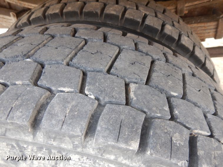 image for item GJ9152 2000 International 4700 flatbed truck with crane