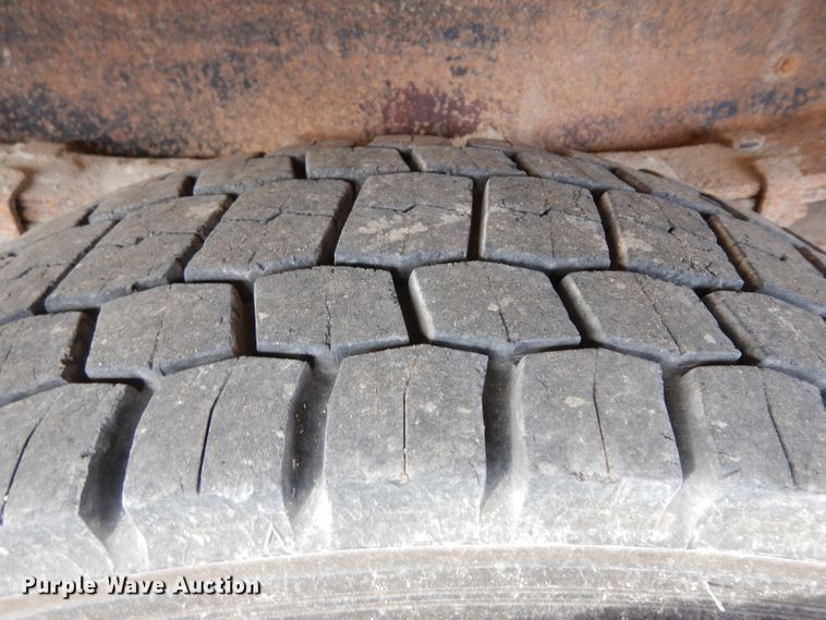 image for item GJ9152 2000 International 4700 flatbed truck with crane