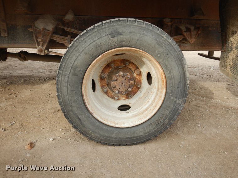 image for item GJ9152 2000 International 4700 flatbed truck with crane