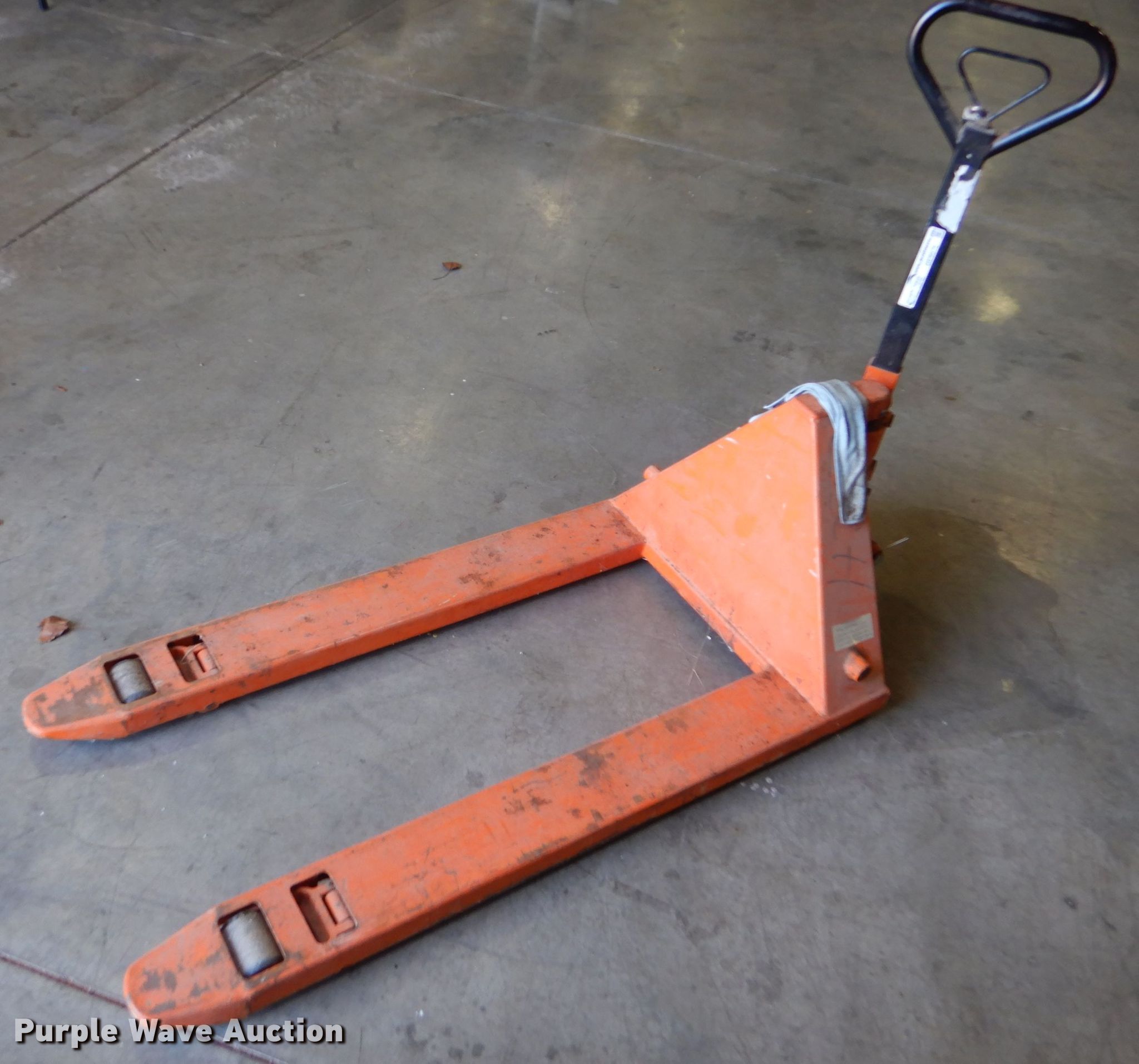 Zenith pallet jack in Ellsworth, KS Item GE9575 sold Purple Wave