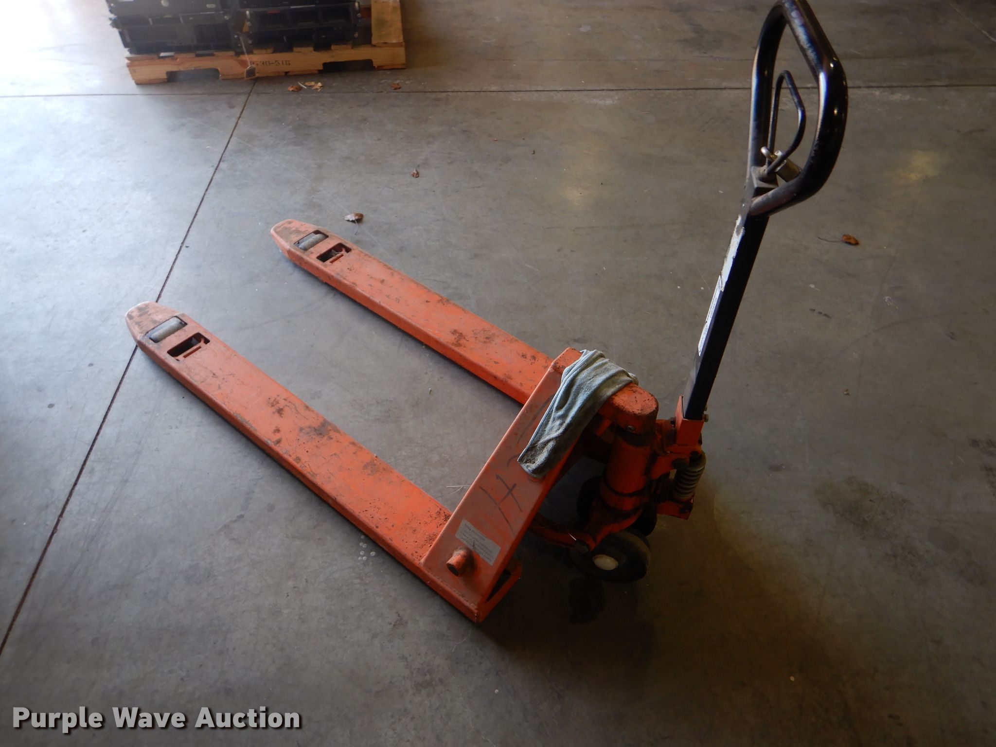 Zenith pallet jack in Ellsworth, KS Item GE9575 sold Purple Wave