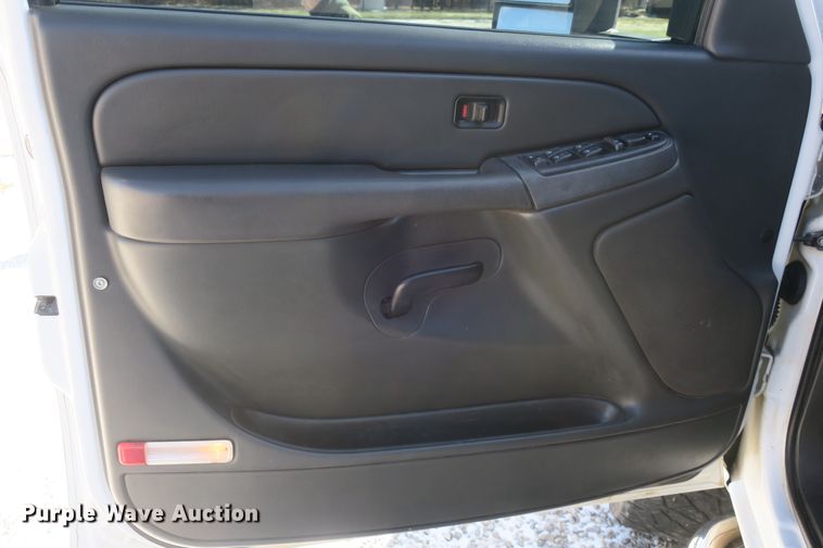 image for item DB10105 2007 Chevrolet Silverado 2500HD Crew Cab pickup truck