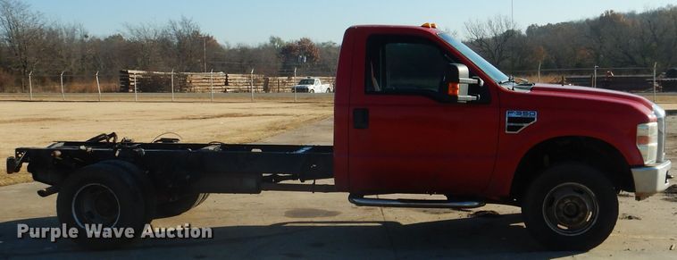 image for item DE4045 2010 Ford F350 XLT pickup truck cab and chassis