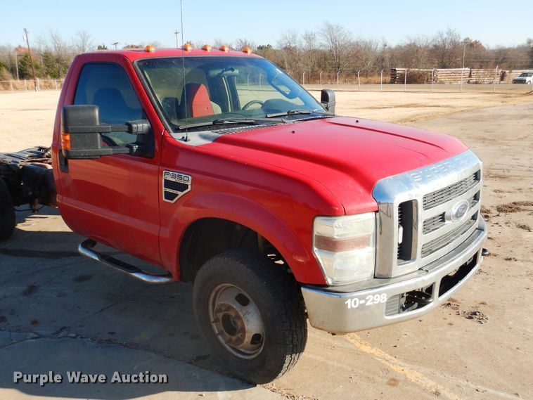 image for item DE4045 2010 Ford F350 XLT pickup truck cab and chassis