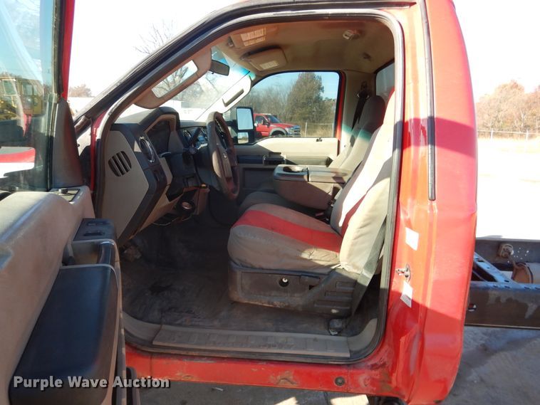 image for item DE4045 2010 Ford F350 XLT pickup truck cab and chassis