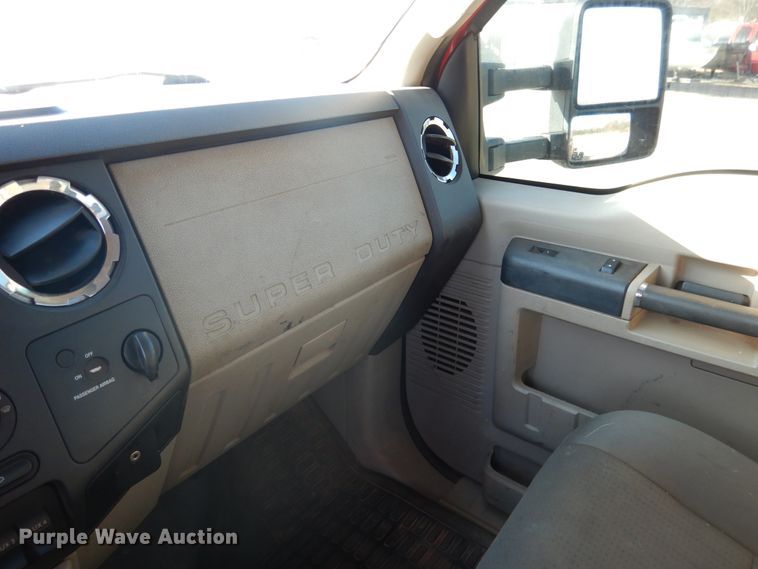 image for item DE4045 2010 Ford F350 XLT pickup truck cab and chassis