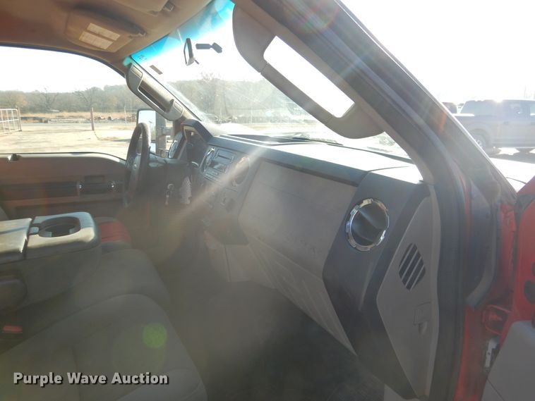 image for item DE4045 2010 Ford F350 XLT pickup truck cab and chassis