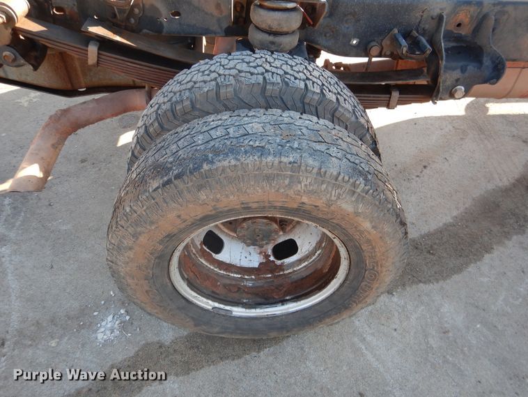 image for item DE4045 2010 Ford F350 XLT pickup truck cab and chassis