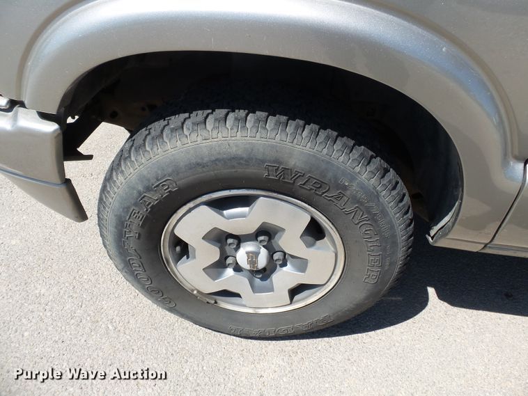 image for item DE7963 2004 Chevrolet Blazer SUV