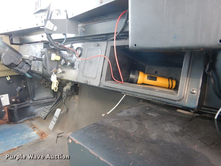 image for item DG5875 2000 International 3800 school bus