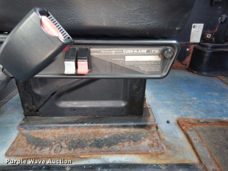 image for item DG5875 2000 International 3800 school bus