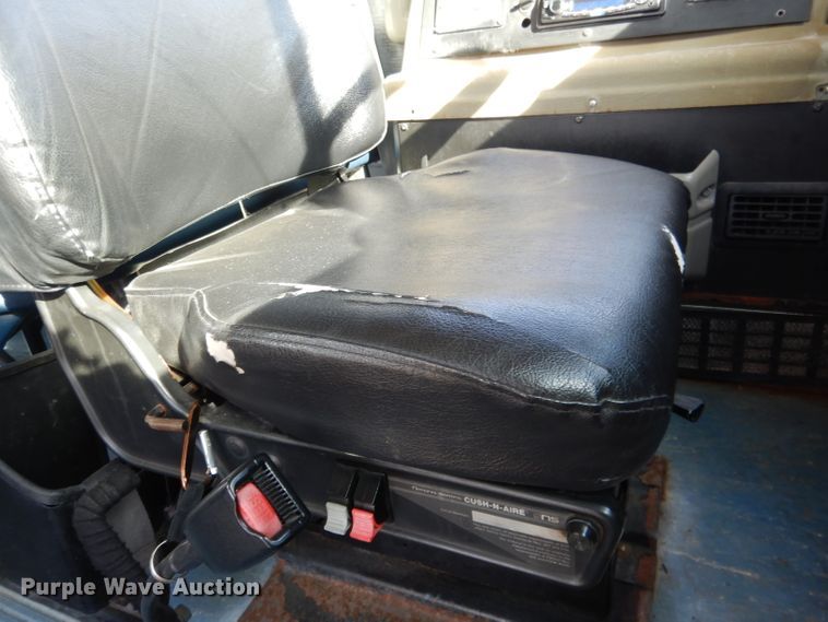 image for item DG5875 2000 International 3800 school bus