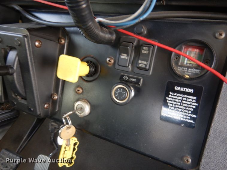 image for item DG5875 2000 International 3800 school bus