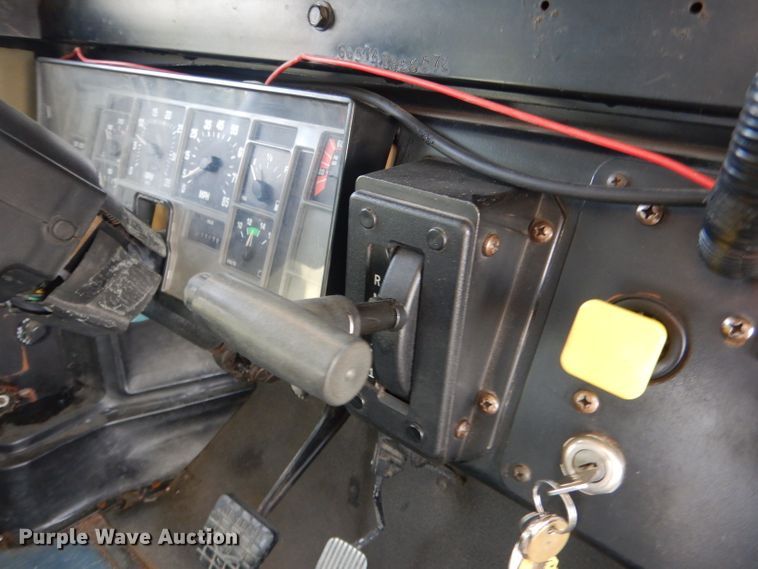 image for item DG5875 2000 International 3800 school bus