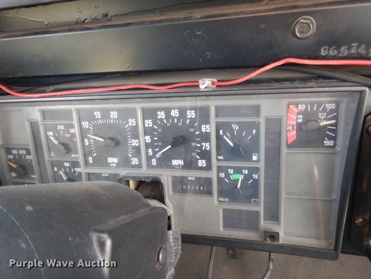 image for item DG5875 2000 International 3800 school bus