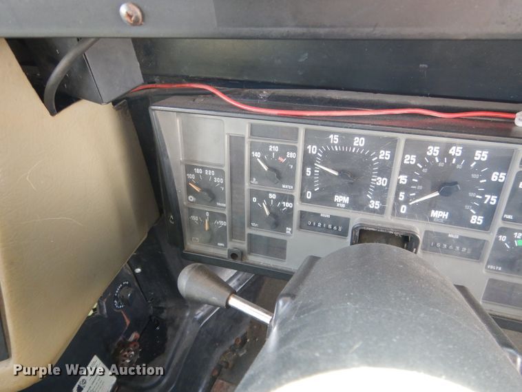 image for item DG5875 2000 International 3800 school bus