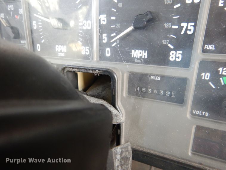 image for item DG5875 2000 International 3800 school bus