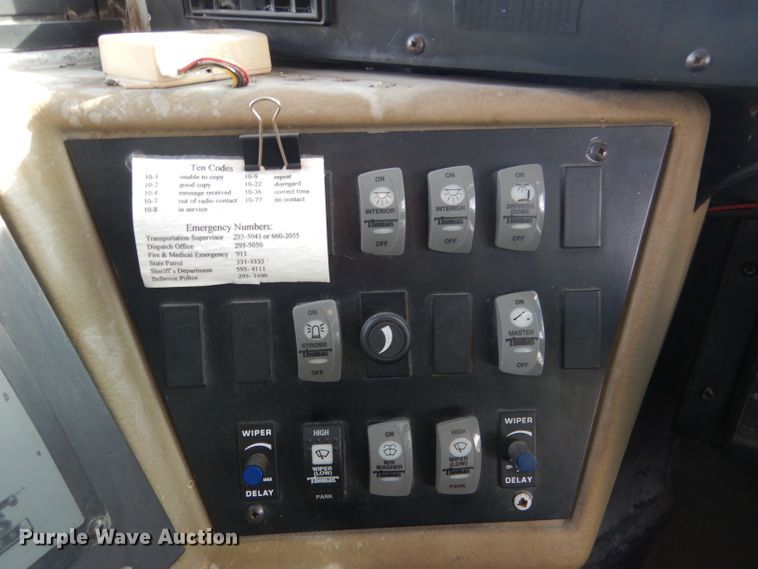 image for item DG5875 2000 International 3800 school bus