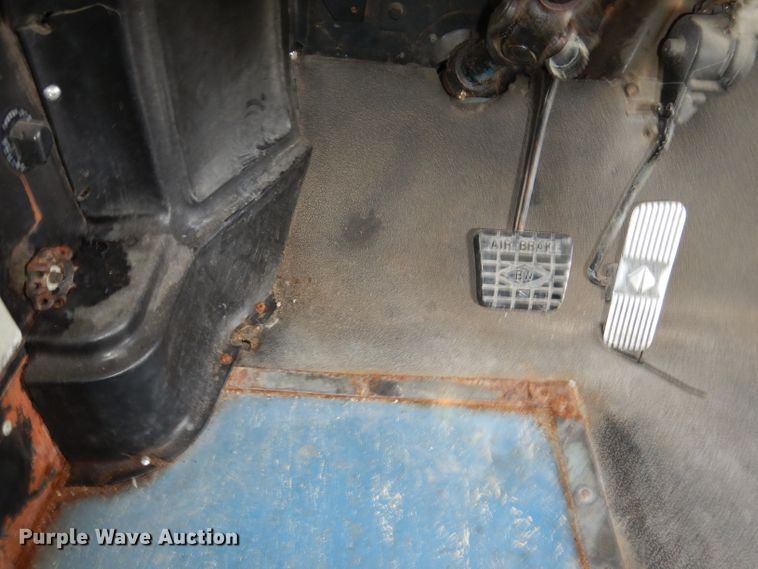 image for item DG5875 2000 International 3800 school bus