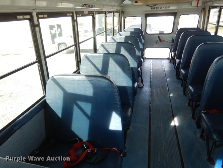 image for item DG5875 2000 International 3800 school bus