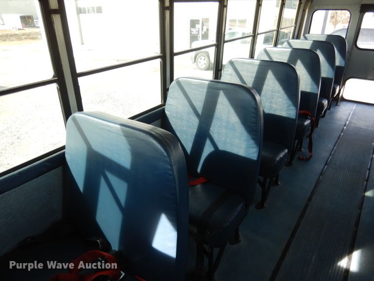 image for item DG5875 2000 International 3800 school bus