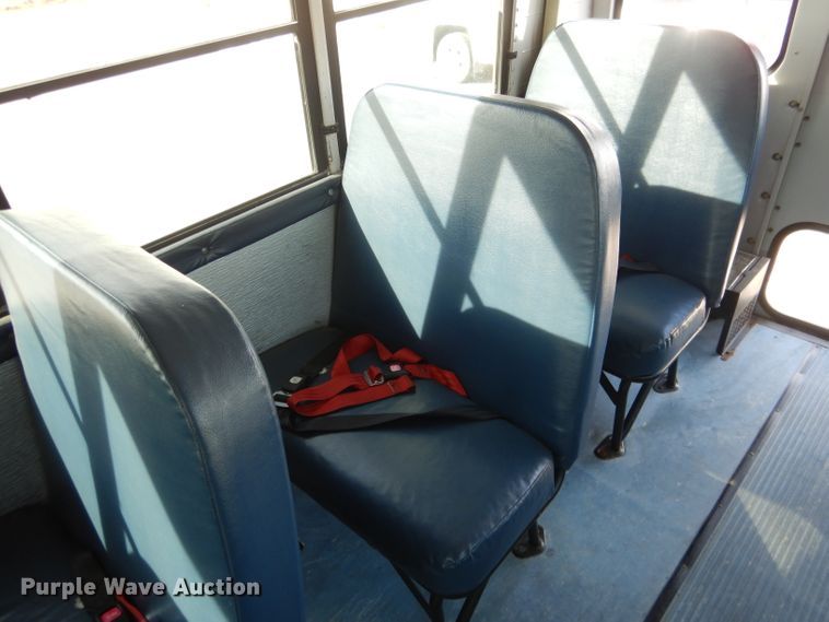 image for item DG5875 2000 International 3800 school bus