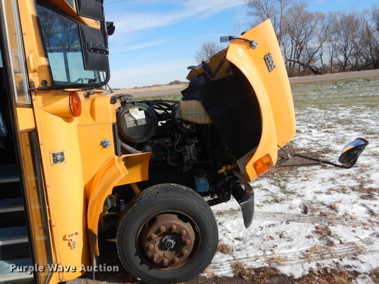 image for item DG5875 2000 International 3800 school bus