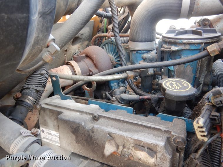 image for item DG5875 2000 International 3800 school bus