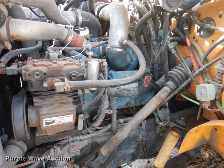 image for item DG5875 2000 International 3800 school bus