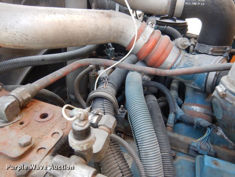 image for item DG5875 2000 International 3800 school bus