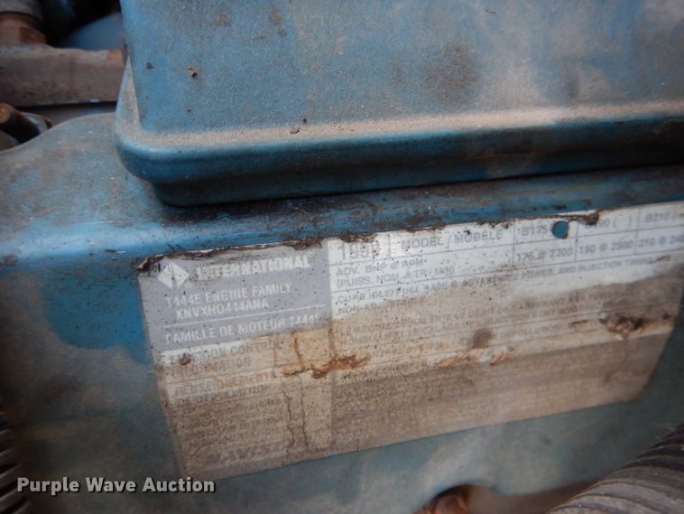 image for item DG5875 2000 International 3800 school bus