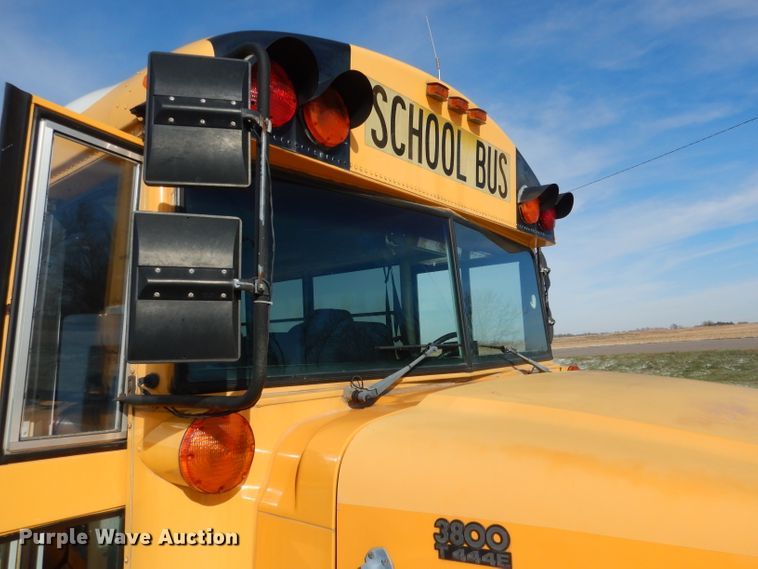 image for item DG5875 2000 International 3800 school bus