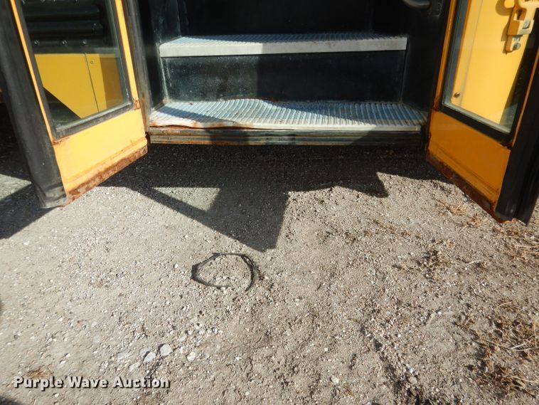 image for item DG5875 2000 International 3800 school bus