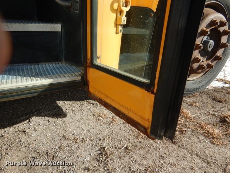 image for item DG5875 2000 International 3800 school bus