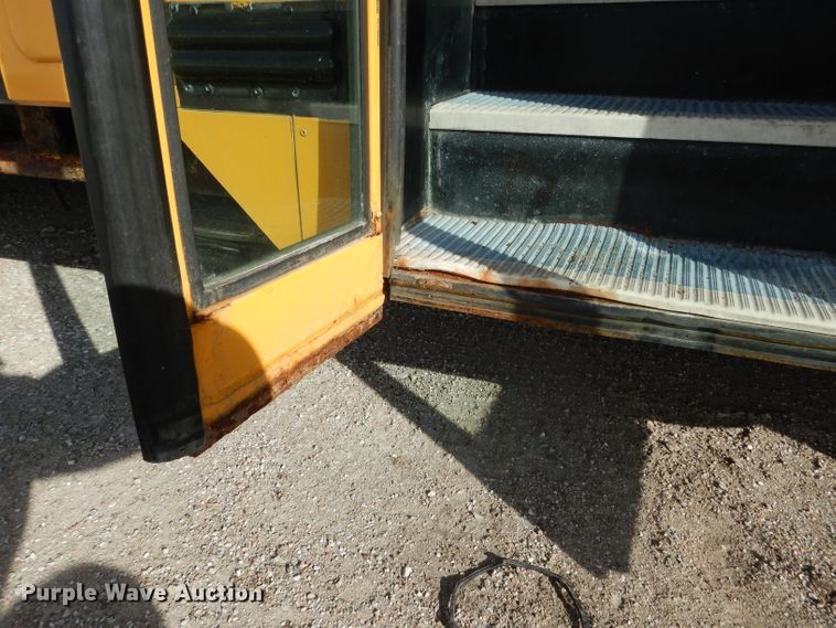 image for item DG5875 2000 International 3800 school bus