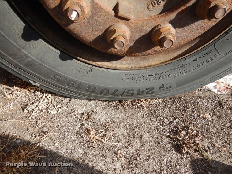 image for item DG5875 2000 International 3800 school bus