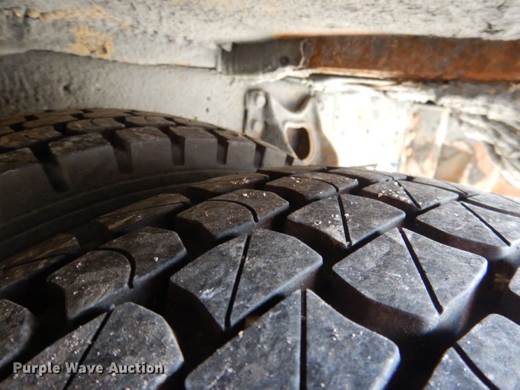 image for item DG5875 2000 International 3800 school bus