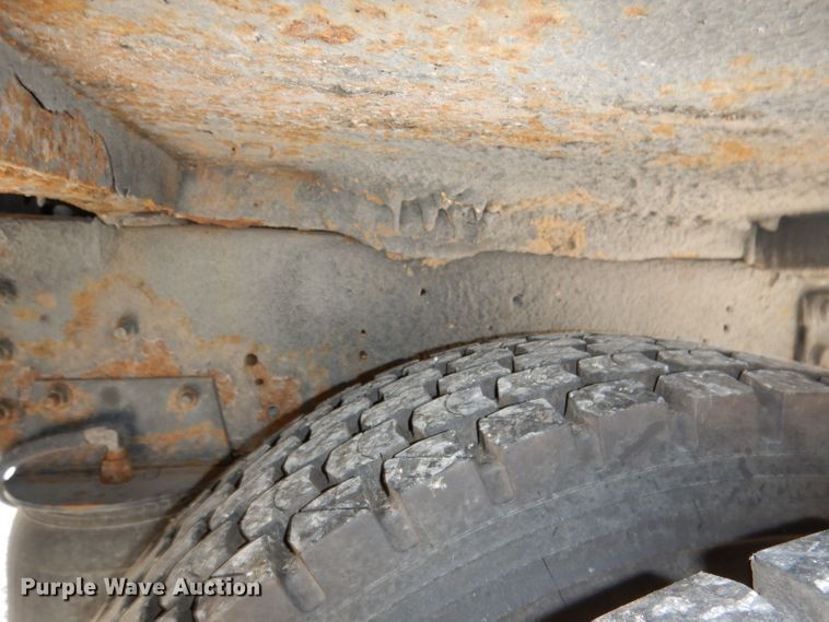 image for item DG5875 2000 International 3800 school bus