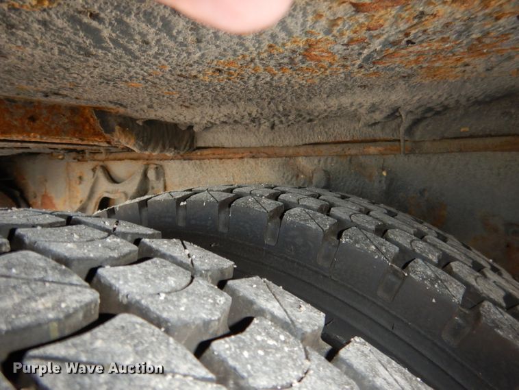 image for item DG5875 2000 International 3800 school bus