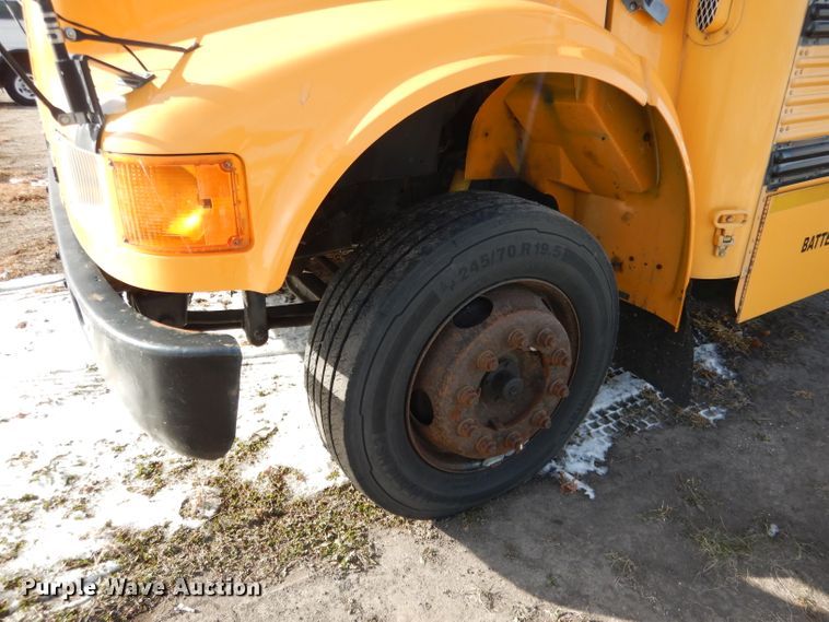 image for item DG5875 2000 International 3800 school bus