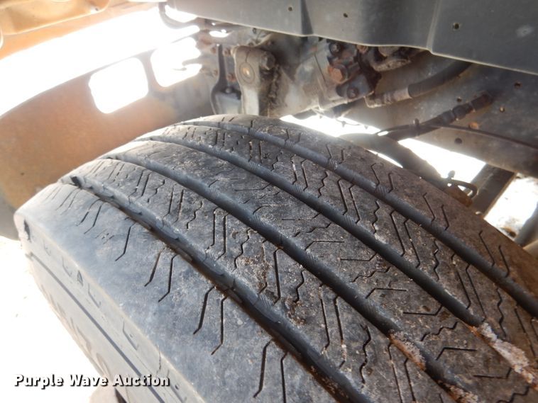 image for item DG5875 2000 International 3800 school bus